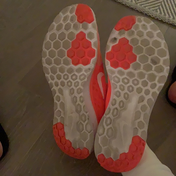 Lightly worn neon Nike sneakers - Picture 5 of 6